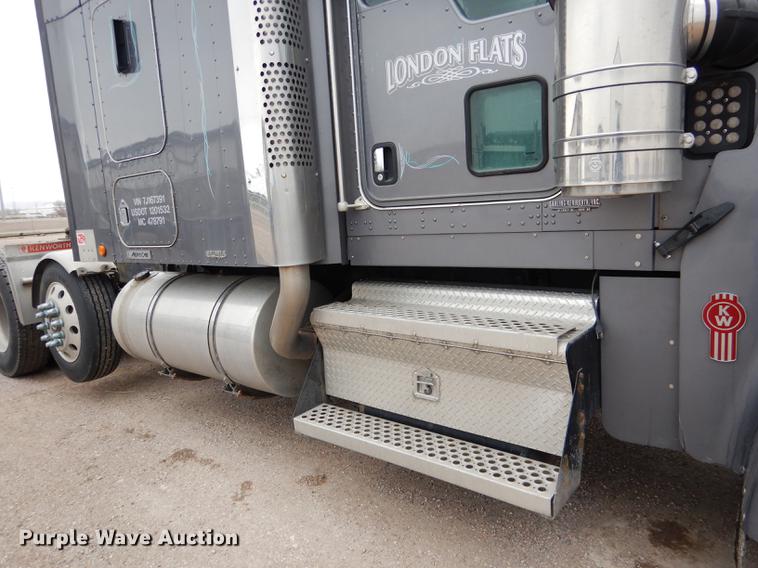 image for item DG5770 2007 Kenworth W900 semi truck