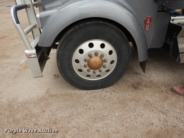 image for item DG5770 2007 Kenworth W900 semi truck