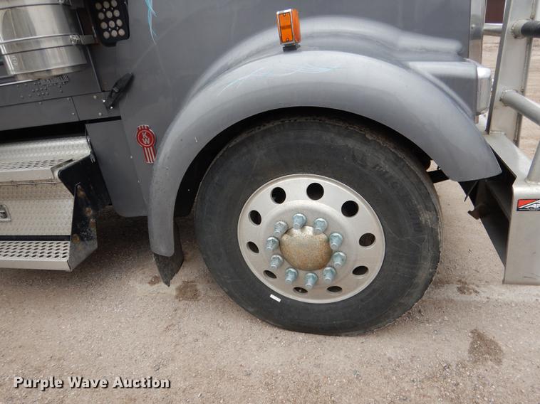 image for item DG5770 2007 Kenworth W900 semi truck