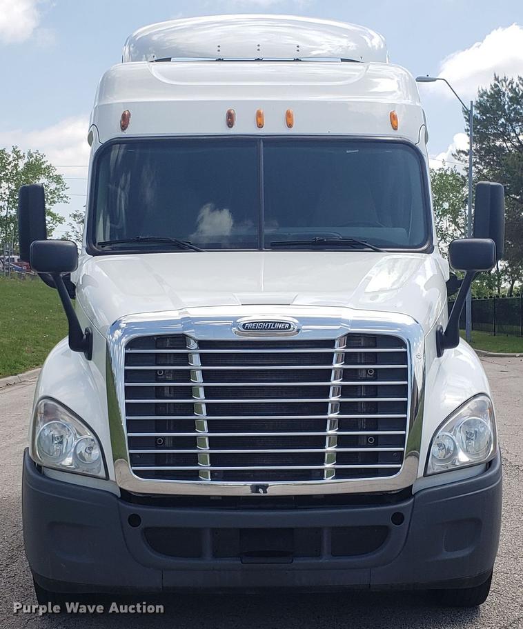 image for item EN9921 2014 Freightliner Cascadia 125 semi truck