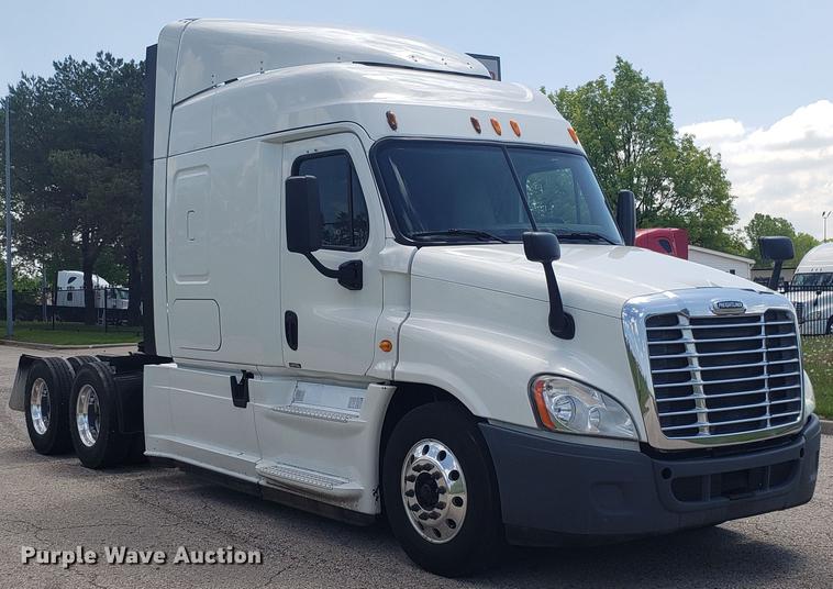 image for item EN9921 2014 Freightliner Cascadia 125 semi truck