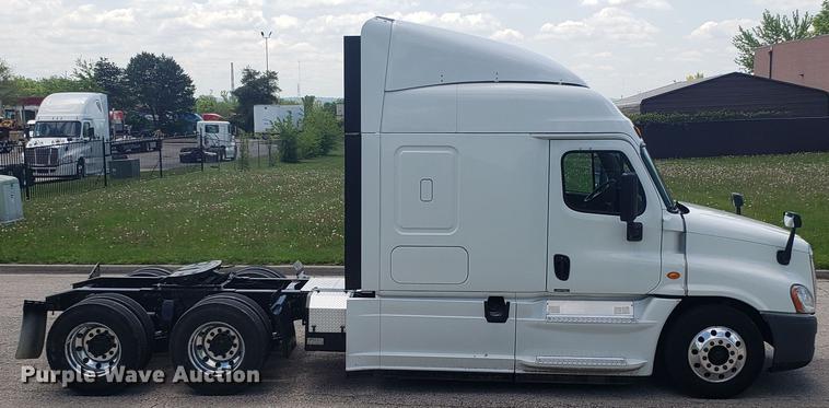 image for item EN9921 2014 Freightliner Cascadia 125 semi truck