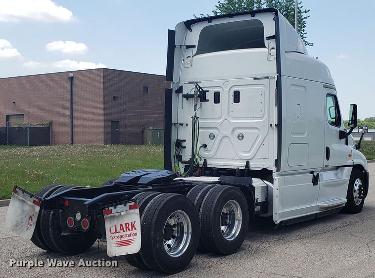 image for item EN9921 2014 Freightliner Cascadia 125 semi truck