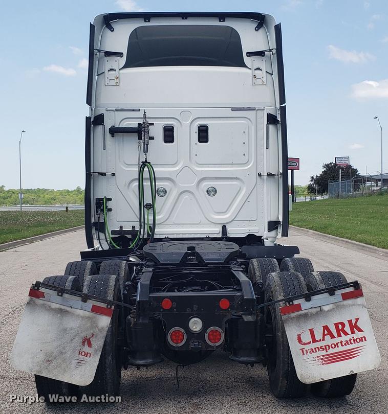 image for item EN9921 2014 Freightliner Cascadia 125 semi truck