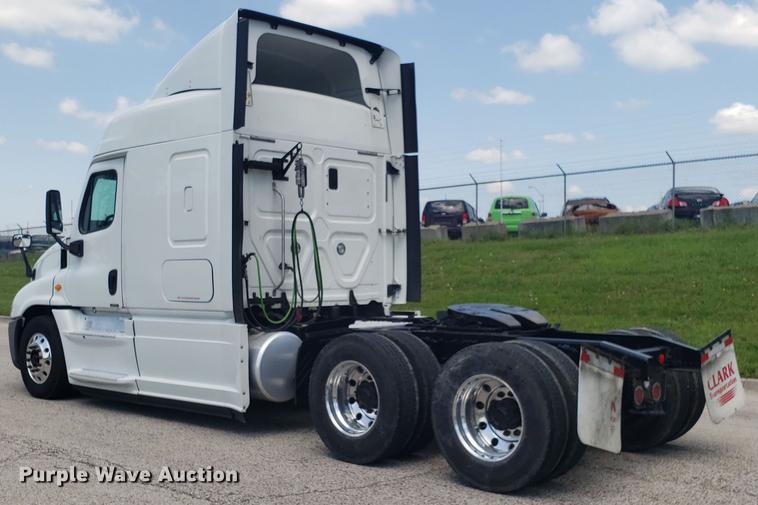 image for item EN9921 2014 Freightliner Cascadia 125 semi truck