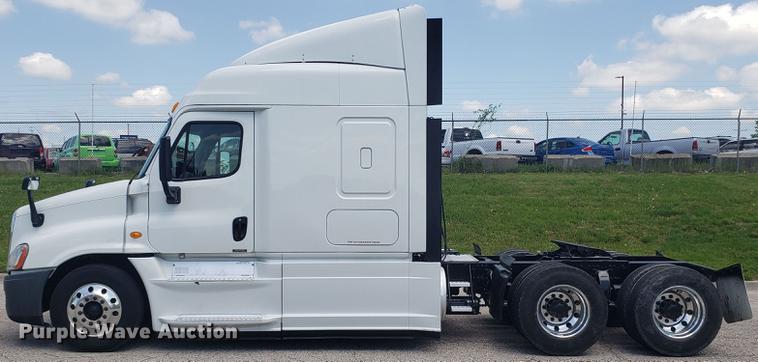 image for item EN9921 2014 Freightliner Cascadia 125 semi truck