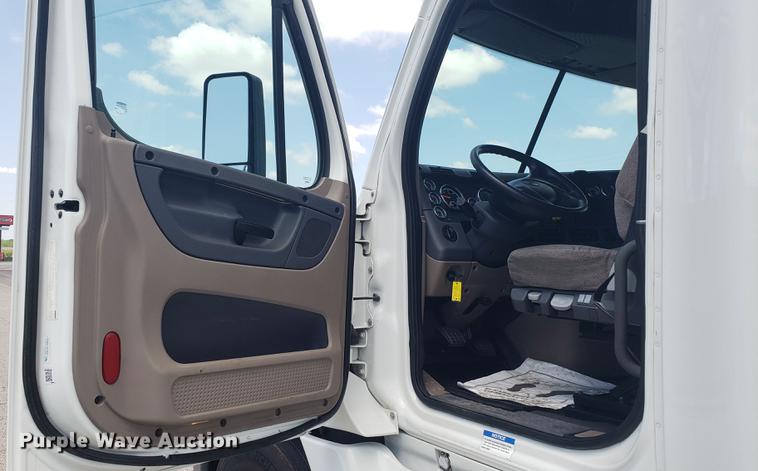 image for item EN9921 2014 Freightliner Cascadia 125 semi truck