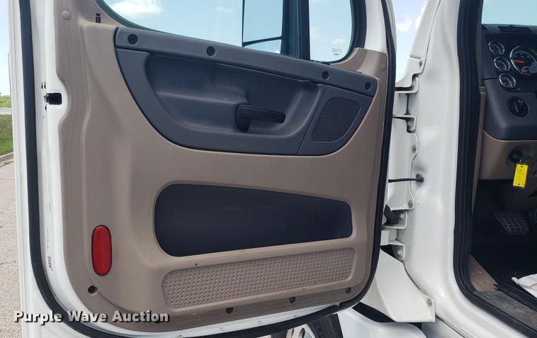 image for item EN9921 2014 Freightliner Cascadia 125 semi truck