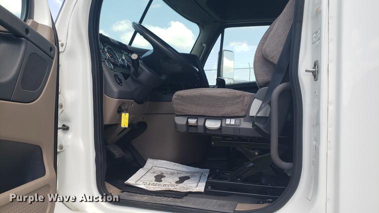 image for item EN9921 2014 Freightliner Cascadia 125 semi truck