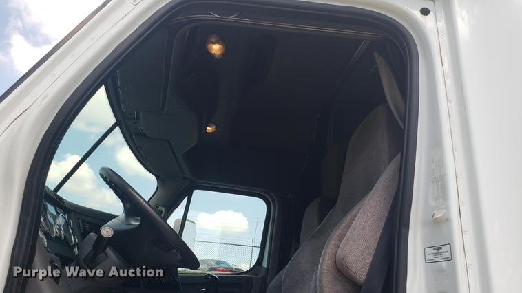 image for item EN9921 2014 Freightliner Cascadia 125 semi truck