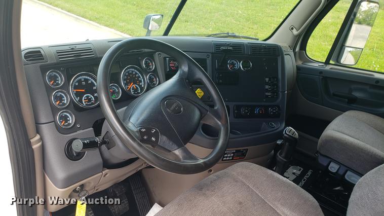 image for item EN9921 2014 Freightliner Cascadia 125 semi truck