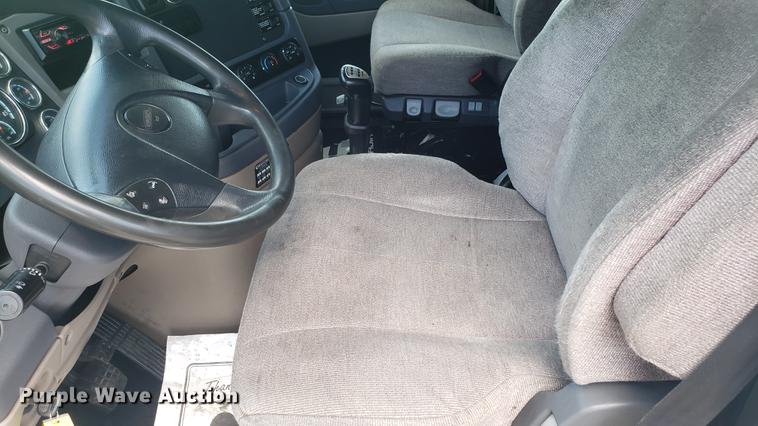 image for item EN9921 2014 Freightliner Cascadia 125 semi truck