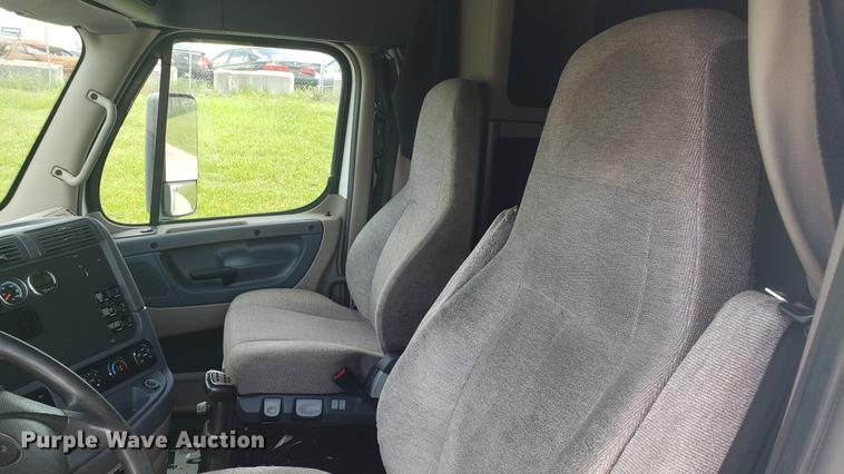 image for item EN9921 2014 Freightliner Cascadia 125 semi truck