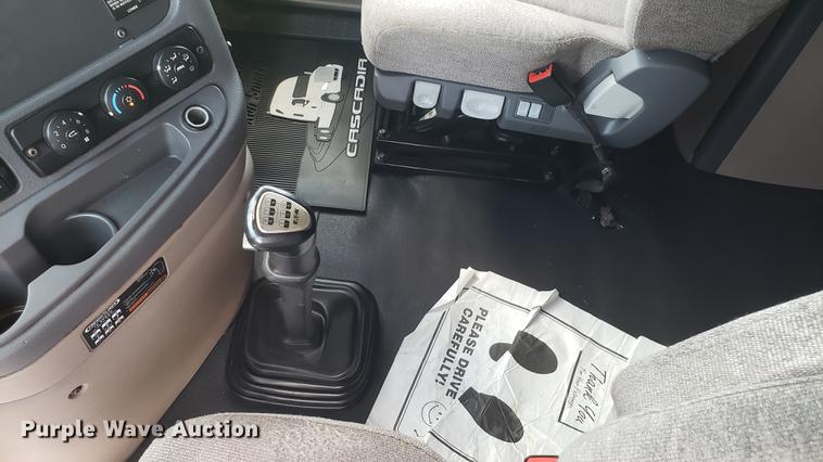 image for item EN9921 2014 Freightliner Cascadia 125 semi truck