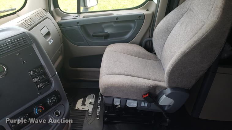 image for item EN9921 2014 Freightliner Cascadia 125 semi truck