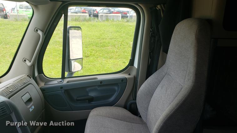 image for item EN9921 2014 Freightliner Cascadia 125 semi truck