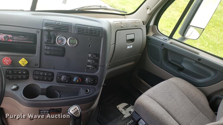 image for item EN9921 2014 Freightliner Cascadia 125 semi truck