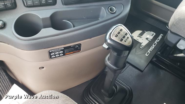 image for item EN9921 2014 Freightliner Cascadia 125 semi truck