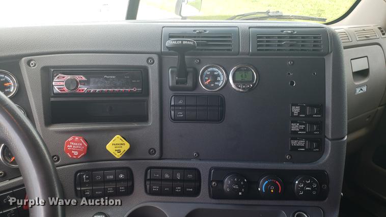 image for item EN9921 2014 Freightliner Cascadia 125 semi truck