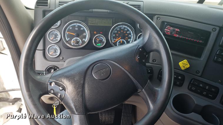 image for item EN9921 2014 Freightliner Cascadia 125 semi truck