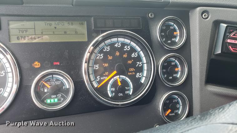 image for item EN9921 2014 Freightliner Cascadia 125 semi truck