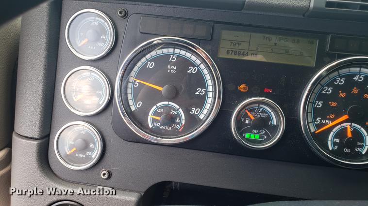 image for item EN9921 2014 Freightliner Cascadia 125 semi truck