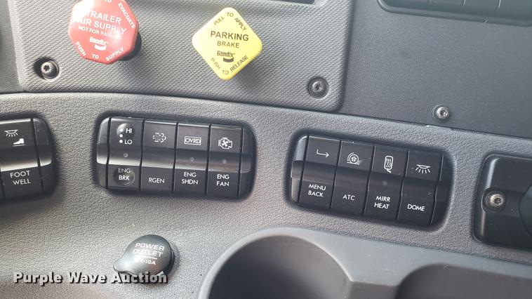 image for item EN9921 2014 Freightliner Cascadia 125 semi truck