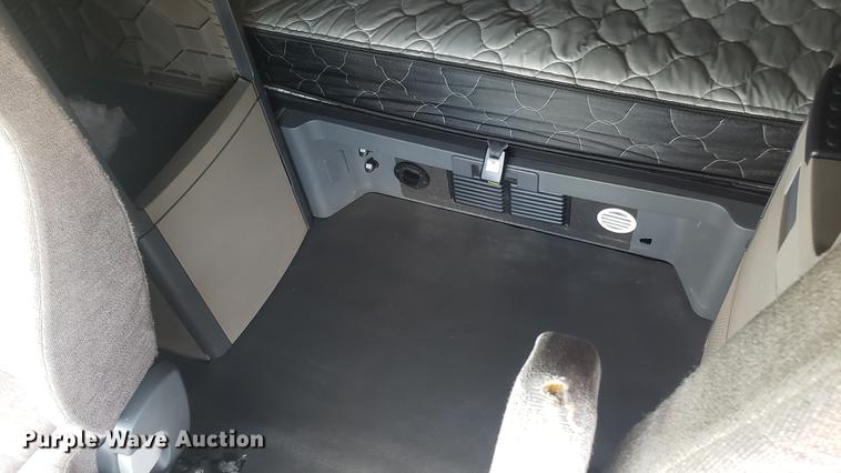 image for item EN9921 2014 Freightliner Cascadia 125 semi truck