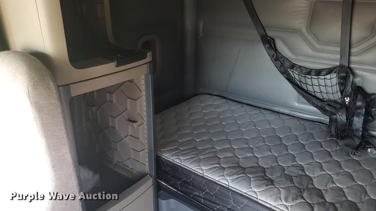 image for item EN9921 2014 Freightliner Cascadia 125 semi truck