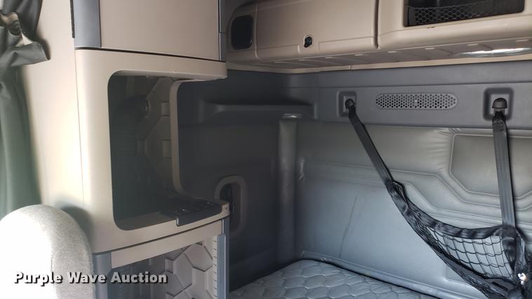 image for item EN9921 2014 Freightliner Cascadia 125 semi truck