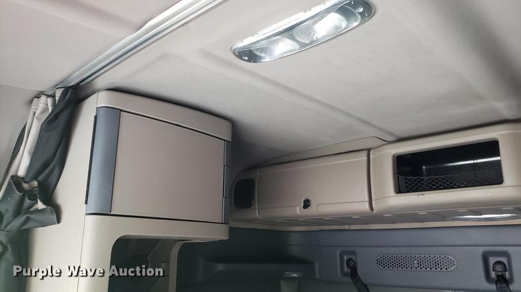 image for item EN9921 2014 Freightliner Cascadia 125 semi truck