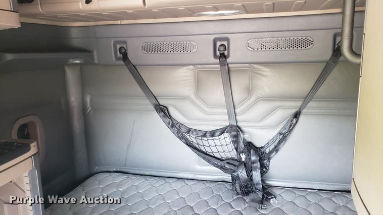 image for item EN9921 2014 Freightliner Cascadia 125 semi truck