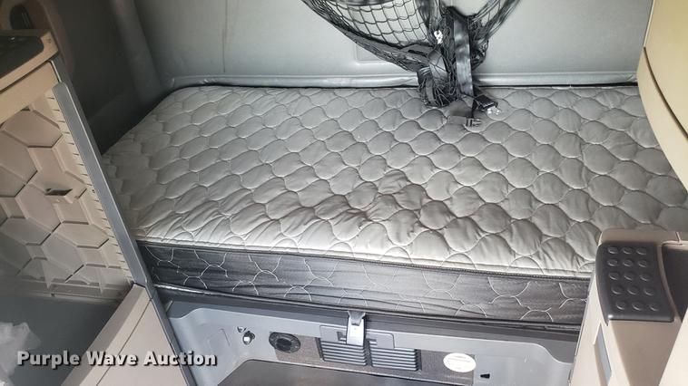 image for item EN9921 2014 Freightliner Cascadia 125 semi truck