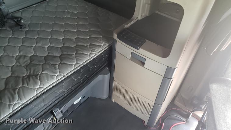 image for item EN9921 2014 Freightliner Cascadia 125 semi truck