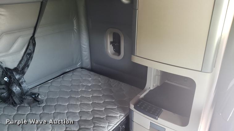 image for item EN9921 2014 Freightliner Cascadia 125 semi truck