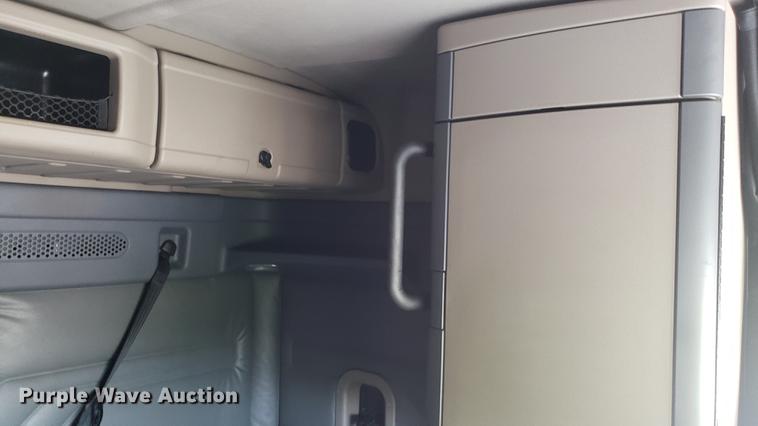 image for item EN9921 2014 Freightliner Cascadia 125 semi truck