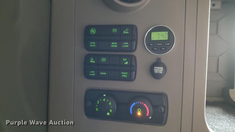 image for item EN9921 2014 Freightliner Cascadia 125 semi truck