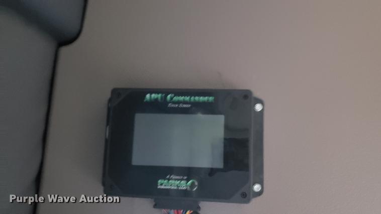 image for item EN9921 2014 Freightliner Cascadia 125 semi truck