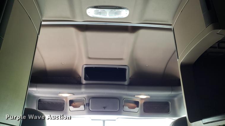 image for item EN9921 2014 Freightliner Cascadia 125 semi truck