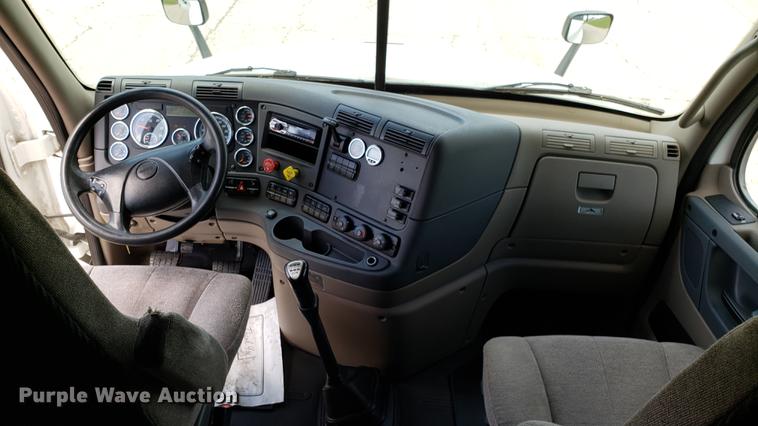 image for item EN9921 2014 Freightliner Cascadia 125 semi truck