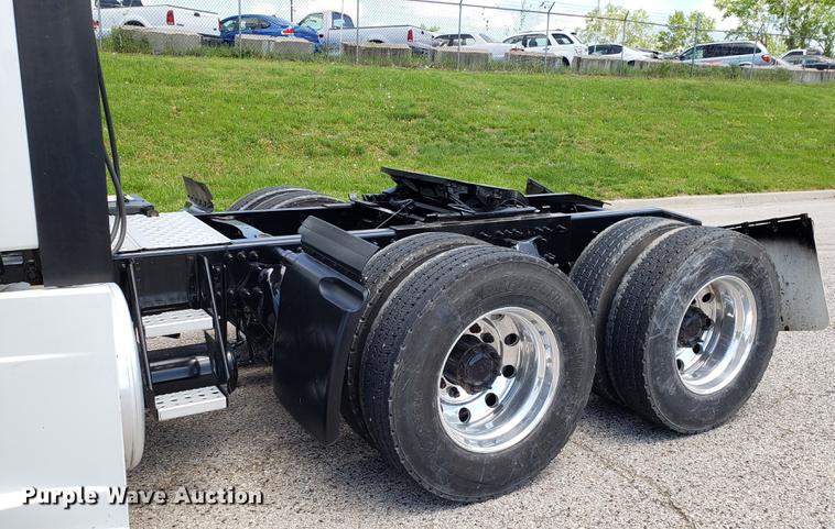 image for item EN9921 2014 Freightliner Cascadia 125 semi truck