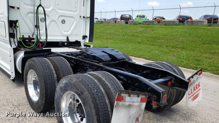 image for item EN9921 2014 Freightliner Cascadia 125 semi truck