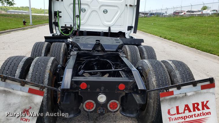 image for item EN9921 2014 Freightliner Cascadia 125 semi truck