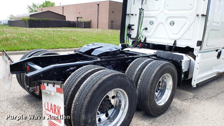 image for item EN9921 2014 Freightliner Cascadia 125 semi truck