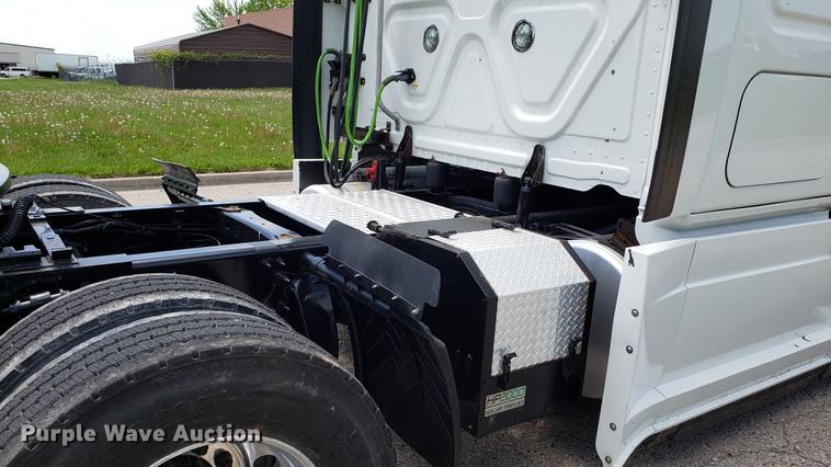 image for item EN9921 2014 Freightliner Cascadia 125 semi truck