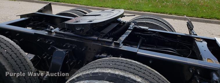 image for item EN9921 2014 Freightliner Cascadia 125 semi truck