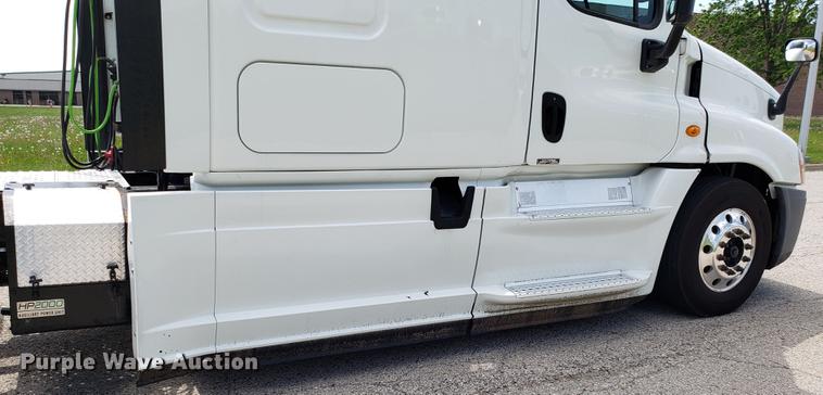 image for item EN9921 2014 Freightliner Cascadia 125 semi truck