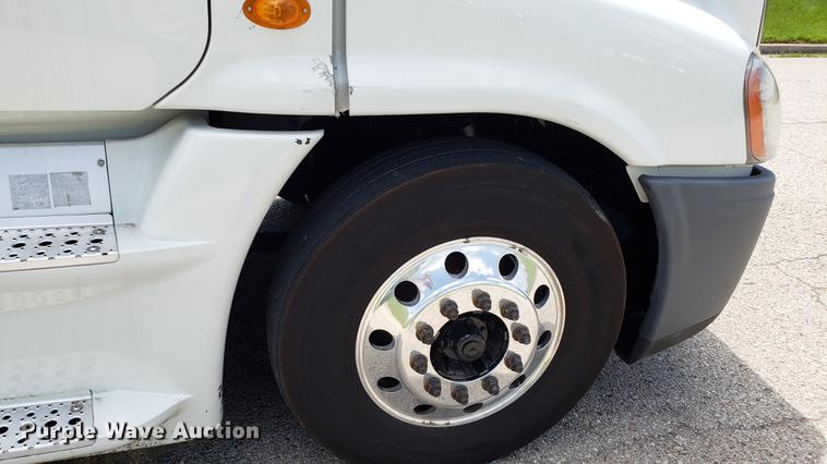 image for item EN9921 2014 Freightliner Cascadia 125 semi truck