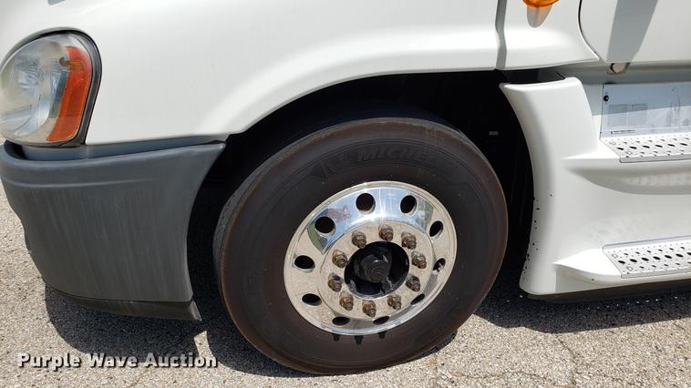 image for item EN9921 2014 Freightliner Cascadia 125 semi truck