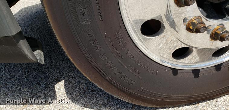 image for item EN9921 2014 Freightliner Cascadia 125 semi truck